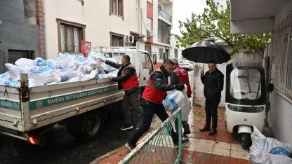 Manisa Büyükşehir’den İhtiyaç Sahiplerine Odun Yardımı