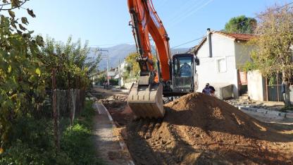Menderes’te Yol Hamlesi: Değirmendere Asfata Kavuşuyor