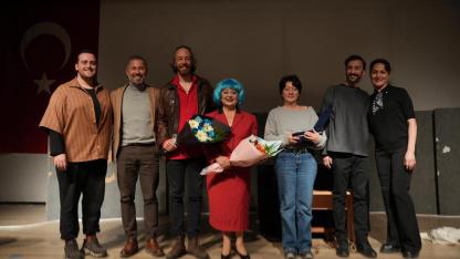 Oyun Akhisar’da sahne aldı: tiyatro dolu gece