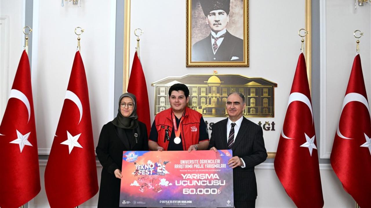 Vali Özkan TEKNOFEST’te derece alan MCBÜ öğrencilerini ağırladı