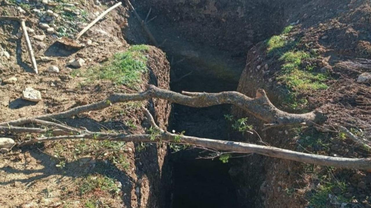 Akhisar’da Define Avcısına Suçüstü: 5 Metre Kazdı