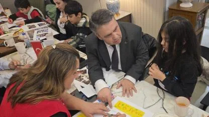 İzmir'de Gazeteciler ve Çocuklardan Umut Dolu Manşet