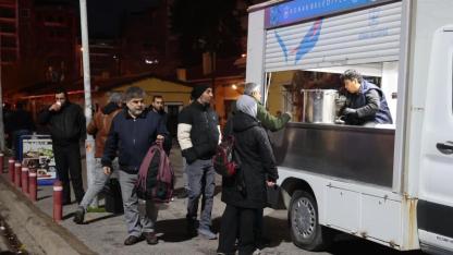 Konak'ta İç Isıtan Hizmet: Sıcak Çorba İkramı