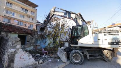 Konak’ta Tehlike Saçan Metruk Yapı Yıkıldı