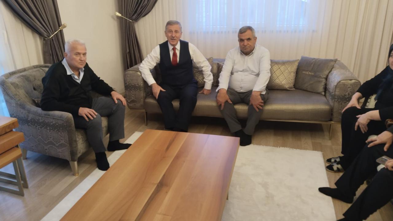 Selçuk Özdağ’dan Manisa Esnafına Moral Ziyareti