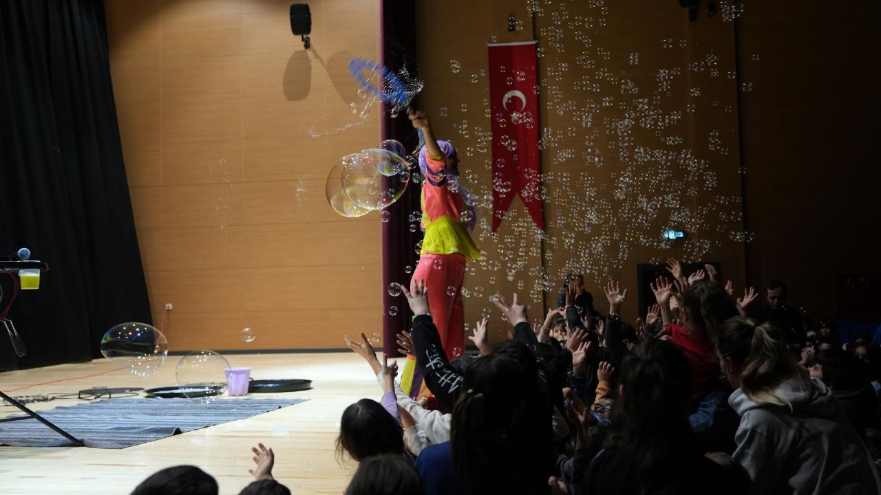Turgutlu’da yarıyıl şenliği: Çocuklar doyasıya eğlendi