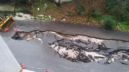 Yunusemre’de Şiddetli Yağış Yolu Çökertti