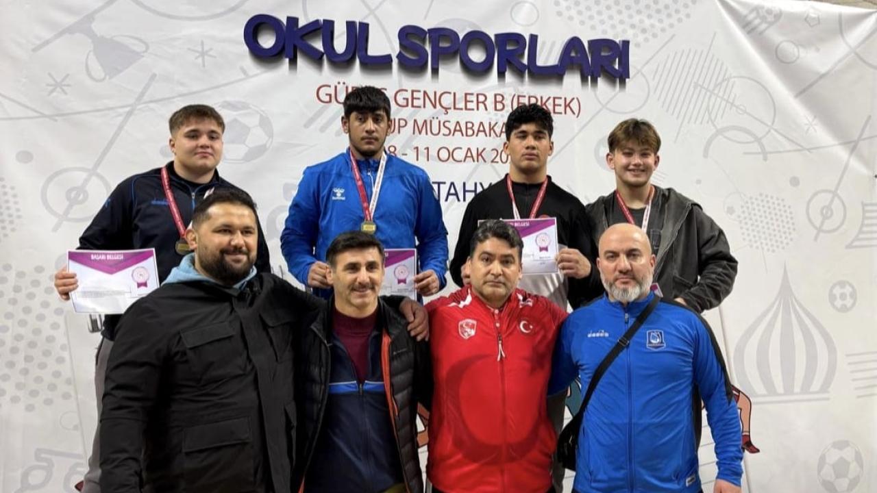 Yunusemre’nin Genç Güreşçileri Minderden Madalyayla Döndü