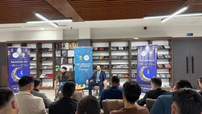 Arınç, Gençlerle Kütüphanede Buluştu: Samimi ve Keyifli Sohbet