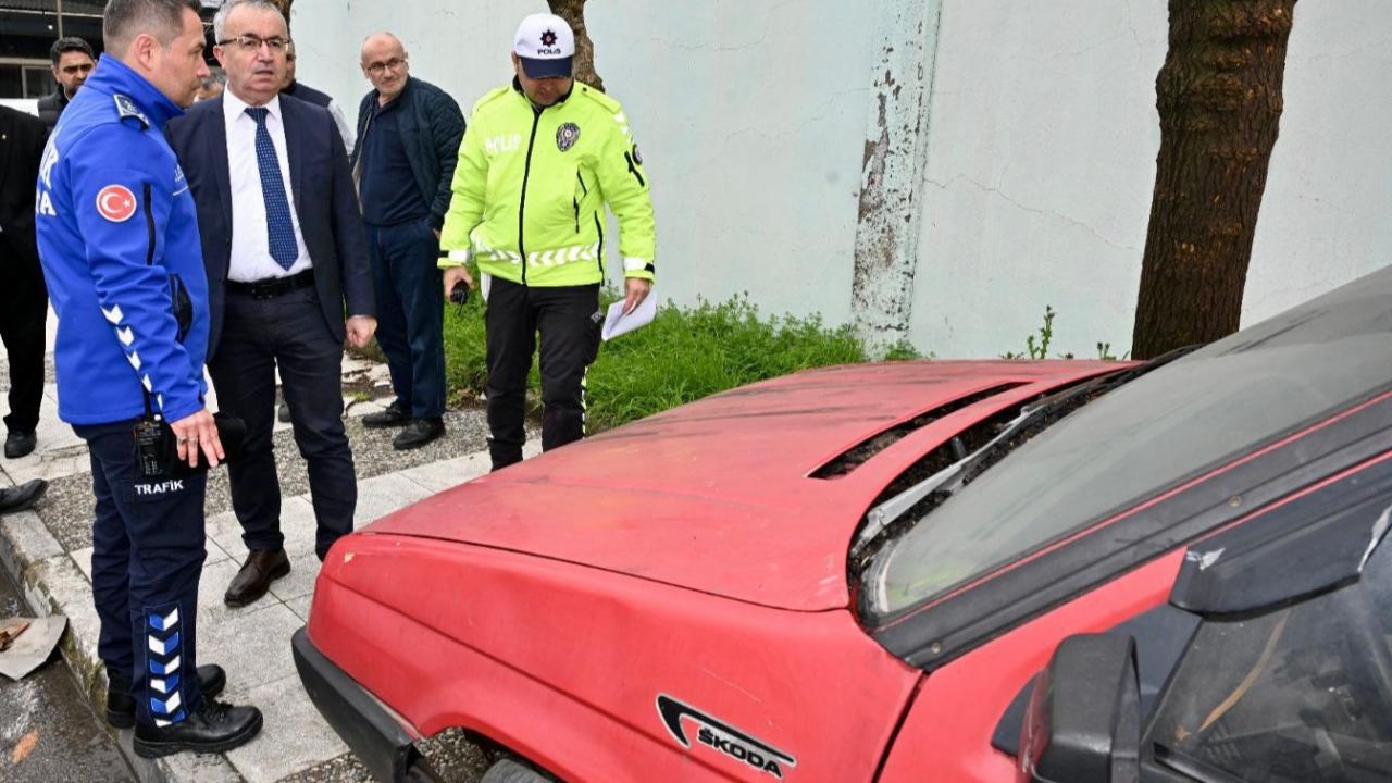 Manisa Büyükşehir Sahipsiz ve Hurda Araçları Kaldırıyor