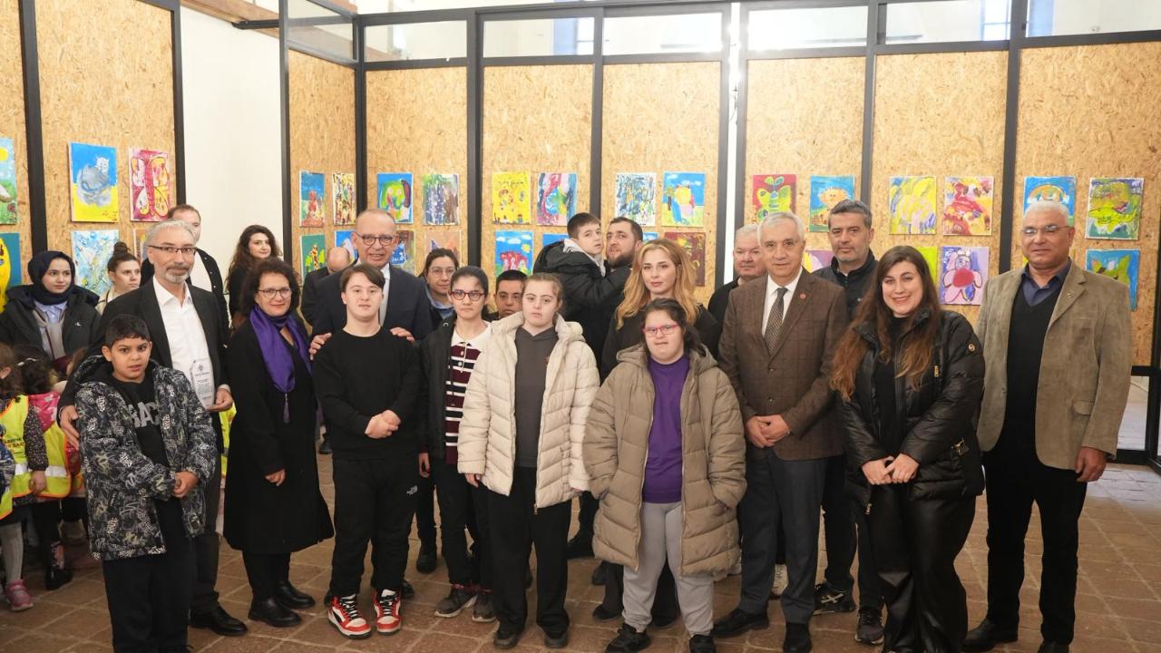 ‘Sanat İyileştirir’ Resim Sergisi Açıldı: Çocukların Renkleri Feyyaz Alperen’e Umut Oldu