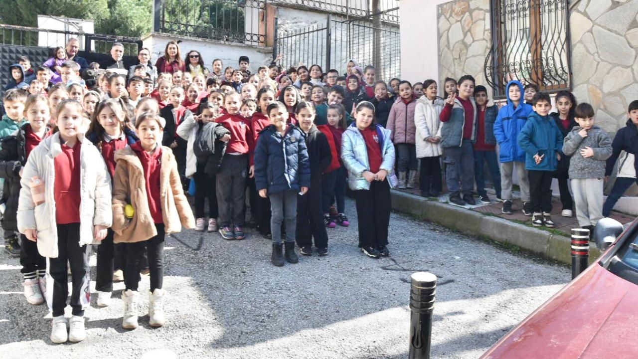 Şehzadeler’de Minik Öğrencilerden Muhtar Marangoz’a Ziyaret