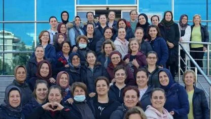 Yunusemre'de Kadınlar Kışın da Yüzme Keyfi Yaşıyor