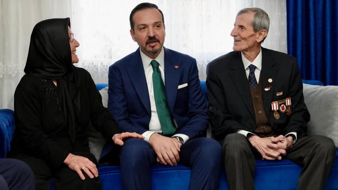 AK Parti Heyetinden Kıbrıs Gazisine Duygulandıran Ziyaret