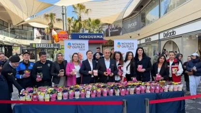 Akhisar Novada AVM’de Kadınlar Günü’ne Özel Çiçekli Kutlama