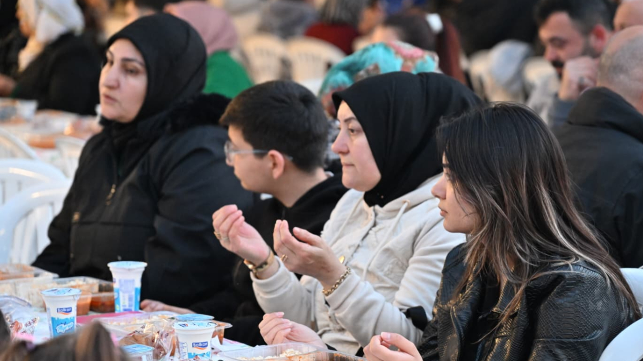 Akhisar'da Ramazan Bereketi: Dev İftar Sofrası Kuruldu