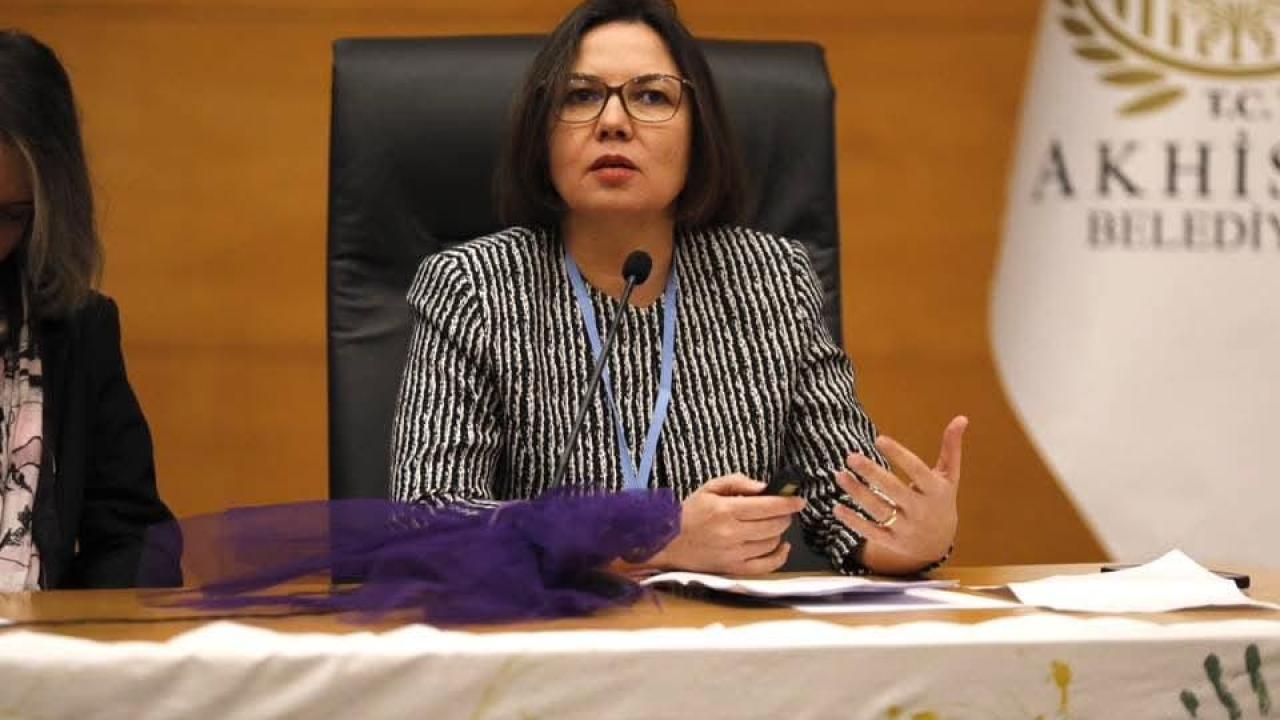 Akhisar’da “Türkiye’de Kadın Olmak” Paneli Düzenlendi