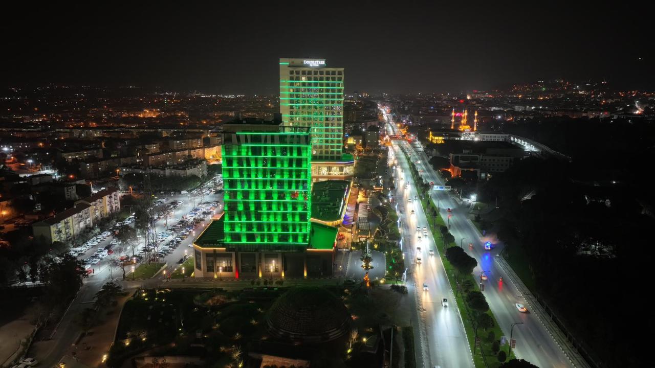 Manisa Büyükşehir Belediye Binası Sağlıkçılar İçin Işıklandı