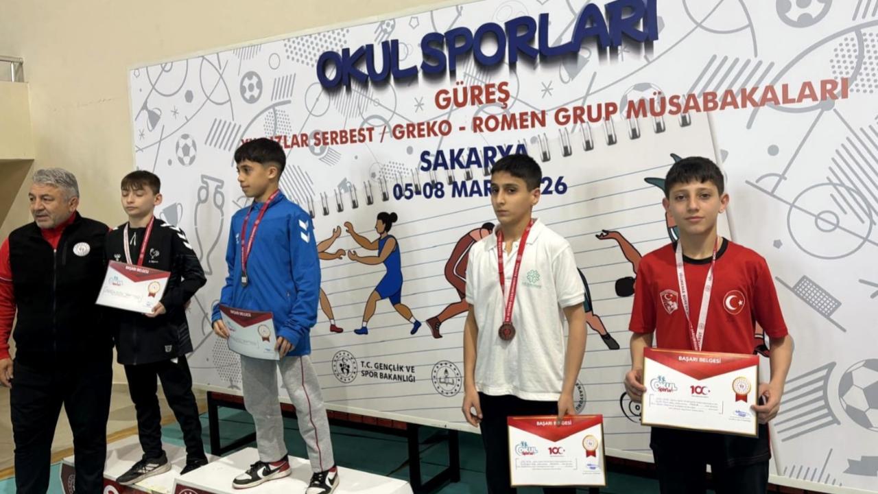 Manisa'nın Genç Pehlivanları Sakarya'da Kürsüye Çıktı