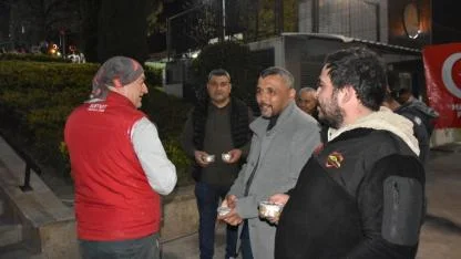 Milli Yol Partisi Manisa’da Kadir Gecesi Helva Dağıttı