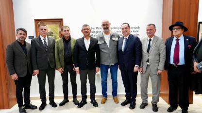 Özgür Özel “Sarışın Bir Kurt: Mustafa Kemal Atatürk” Sergisini Ziyaret Etti