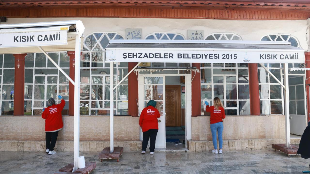 Şehzadeler’de Camiler Bayram Öncesi Gül Suyuyla Temizlendi