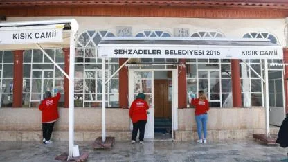 Şehzadeler’de Camiler Bayram Öncesi Gül Suyuyla Temizlendi