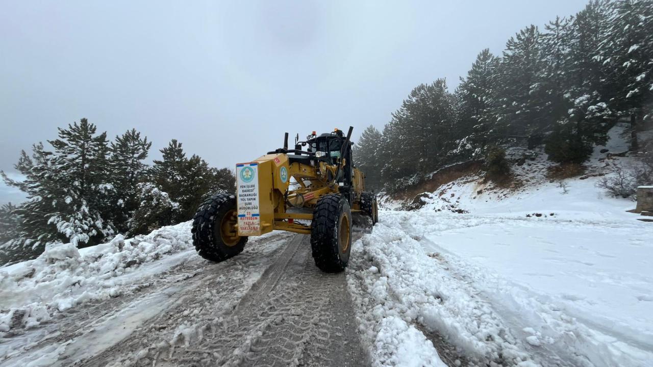Spil Dağı’nda Kar Mesaisi: Büyükşehir Ekipleri Görev Başında