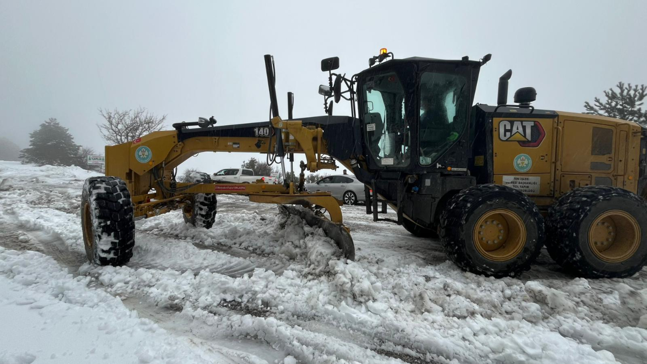 Spil Dağı’nda Kar Mesaisi: Büyükşehir Ekipleri Görev Başında