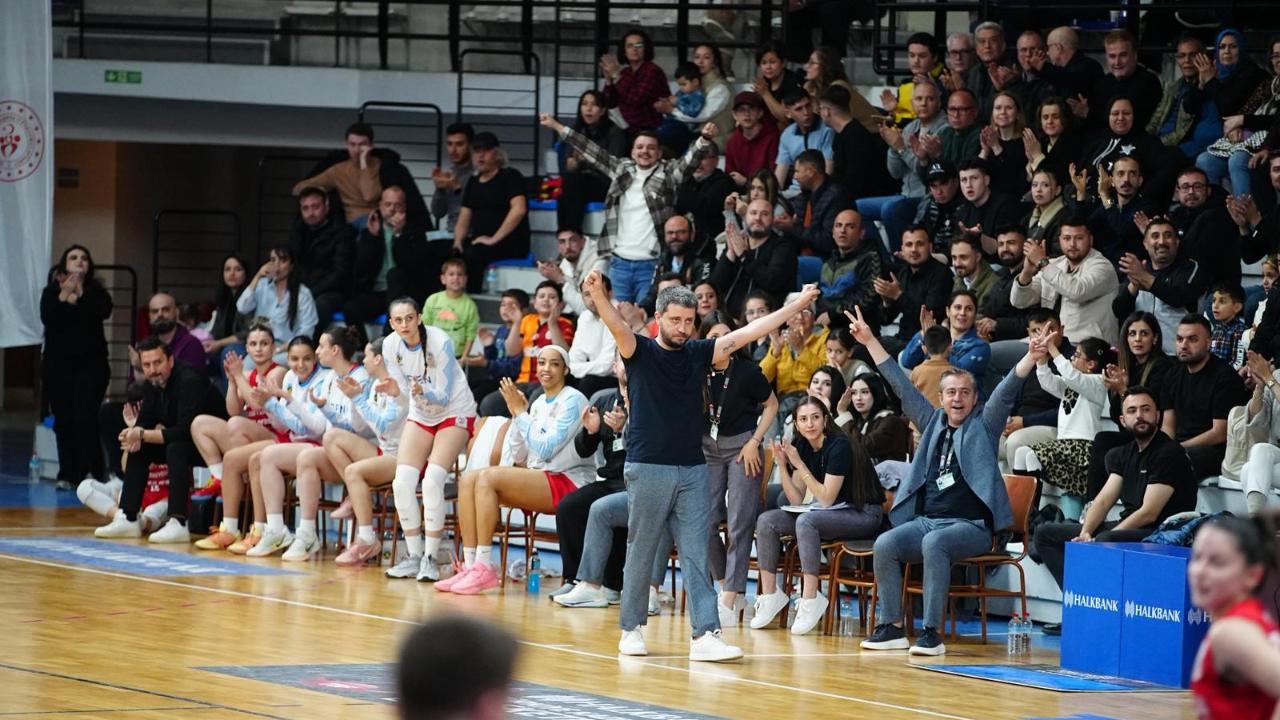 Turgutlu'nun Perileri Pota Altında Durdurulamıyor