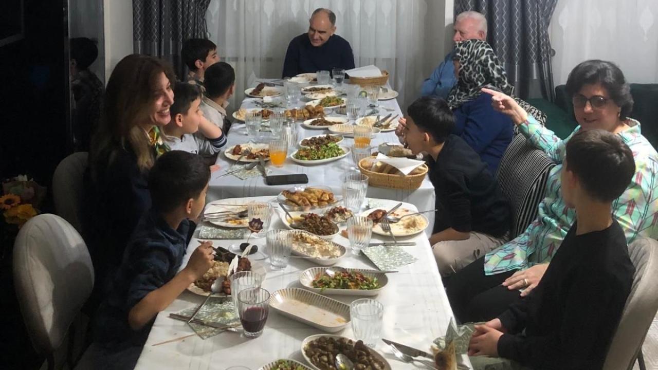 Vahdettin Özkan ve Eşi Ruhan Özkan, Şehit Ailesi ve Çocuklarla Aynı Sofrada Buluştu