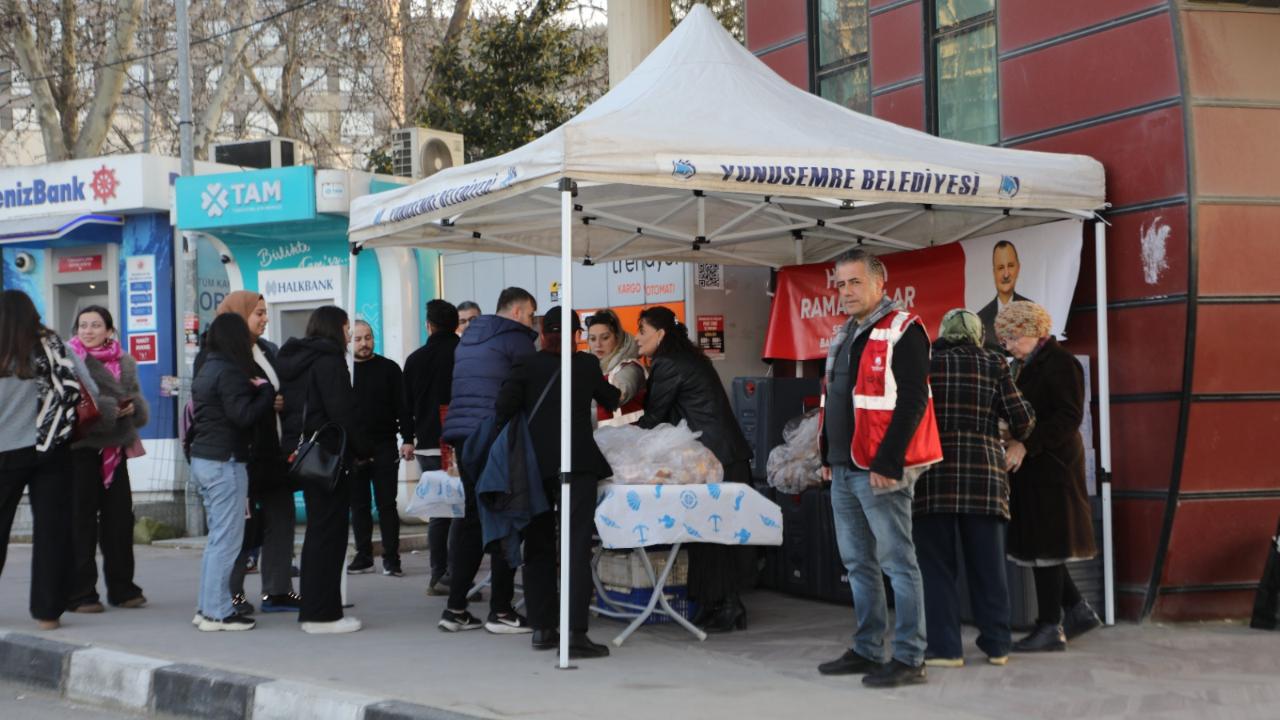 Yunusemre’den hastane önünde iftar ikramı