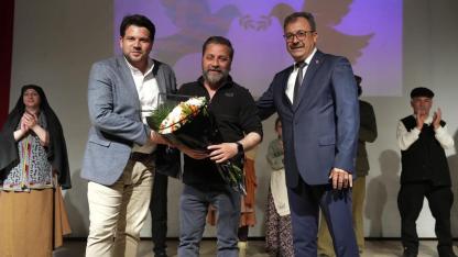 Akhisar’da Mübadil Öyküleri Tiyatrosu İzleyicileri Duygulandırdı