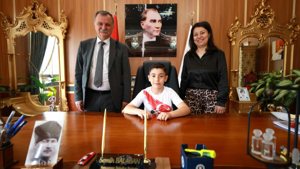 Balaban Koltuğunu Minik Başkana Devretti