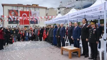 Manisa’da 23 Nisan Coşkusu: Cumhuriyet Meydanı Al Bayraklarla Donatıldı