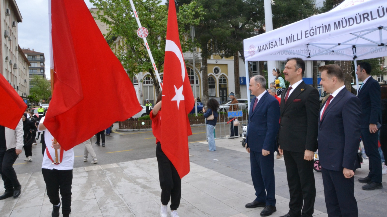 Manisa’da 23 Nisan Coşkusu: Cumhuriyet Meydanı Al Bayraklarla Donatıldı