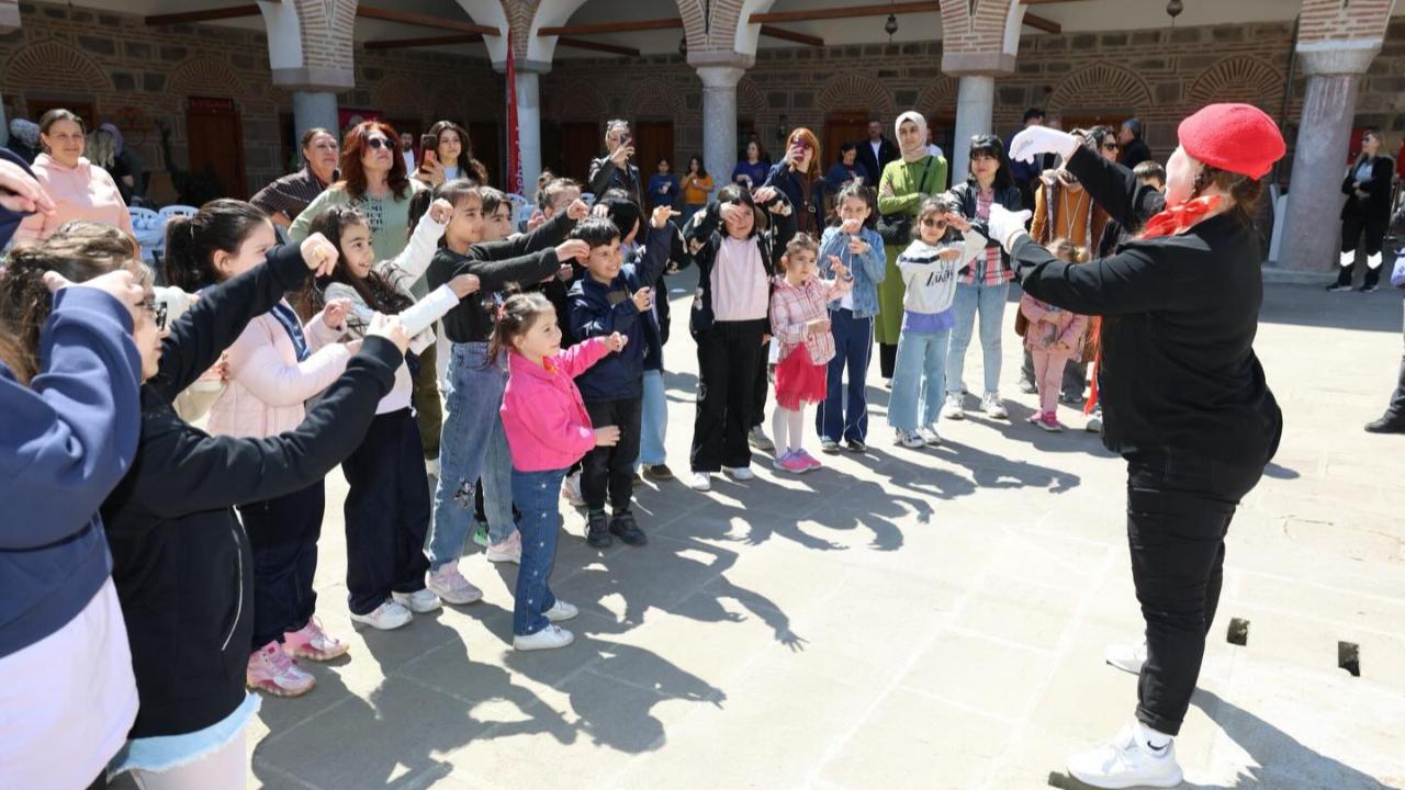 Şehzadeler’de Sanat Dolu Gün: Minik Eller Kurşunlu Han’da Buluştu