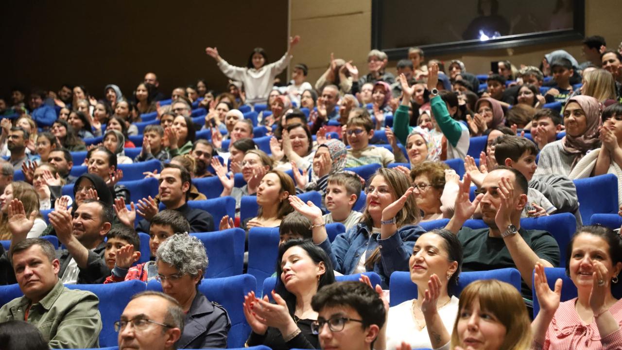 Turgutlu'da Kahkaha Tufanı: 'Canım Komşularım' Yeniden Sahnede