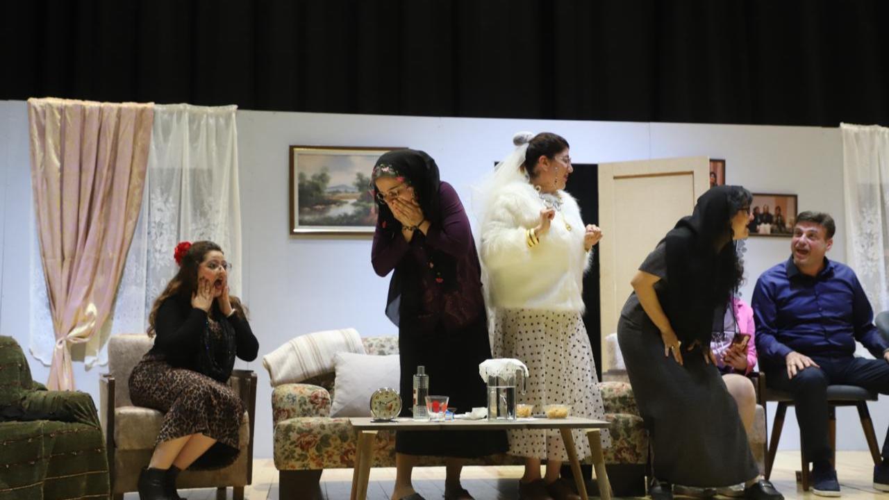 Turgutlu'da Kahkaha Tufanı: 'Canım Komşularım' Yeniden Sahnede