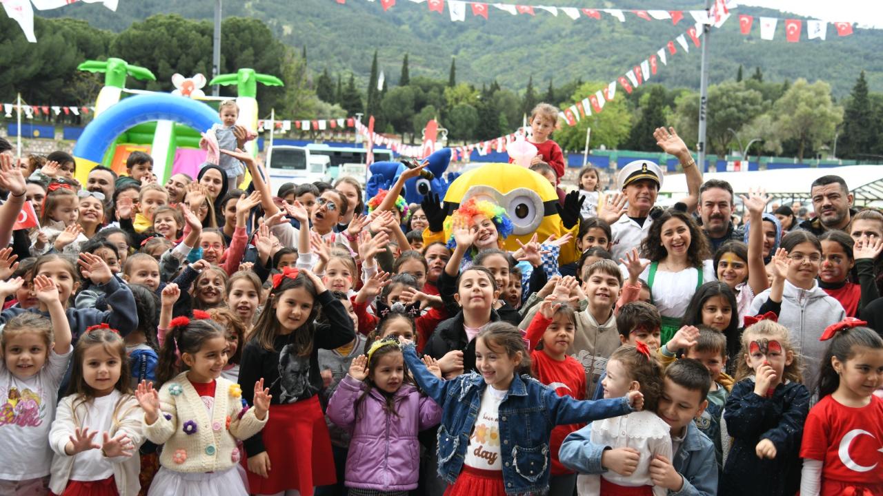 Yunusemre'de 23 Nisan Coşkusu Meydanlara Taştı