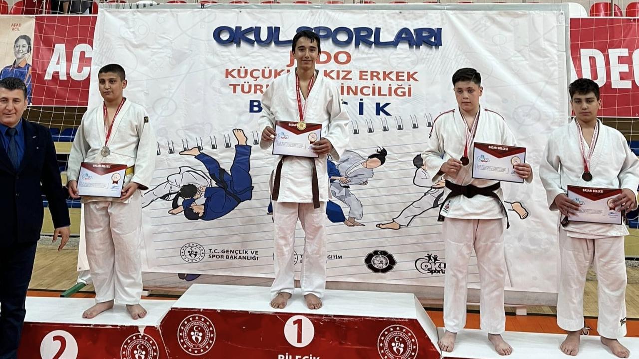 Yunusemre Belediyesporlu Alp Canıtez Türkiye Şampiyonu Oldu